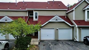 featured image of 32 Pine Hollow Ct