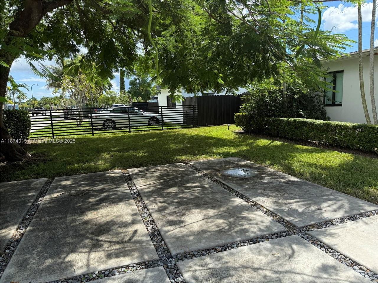 5320 Sw 97th Ave #B - Photo 2 of 8