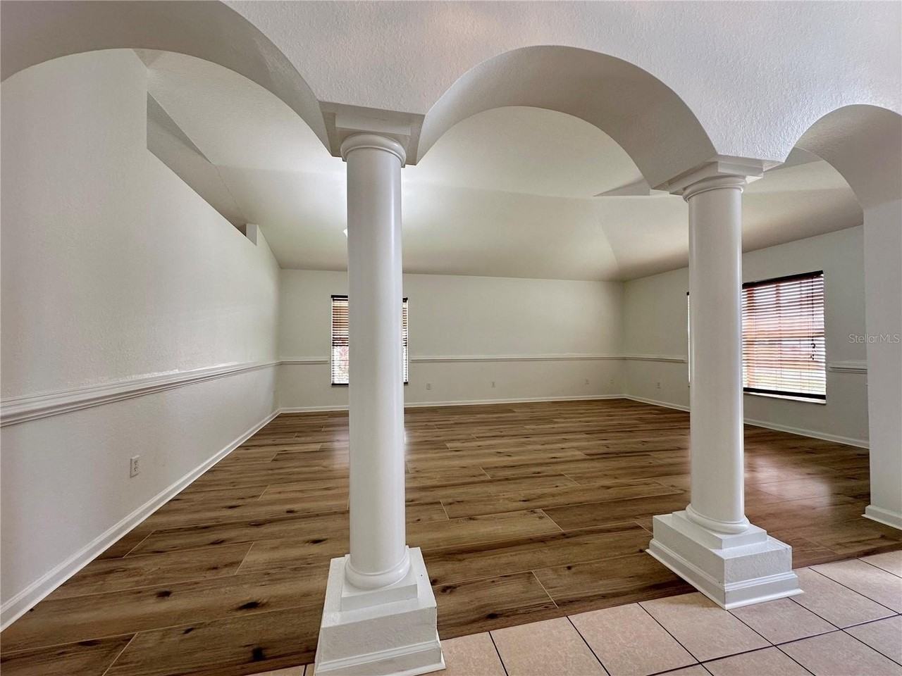 2851 Oconnell Dr - Photo 4 of 37