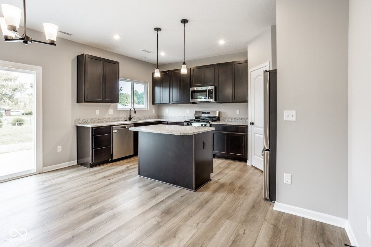 430 Atlas Dr - Photo 5 of 34