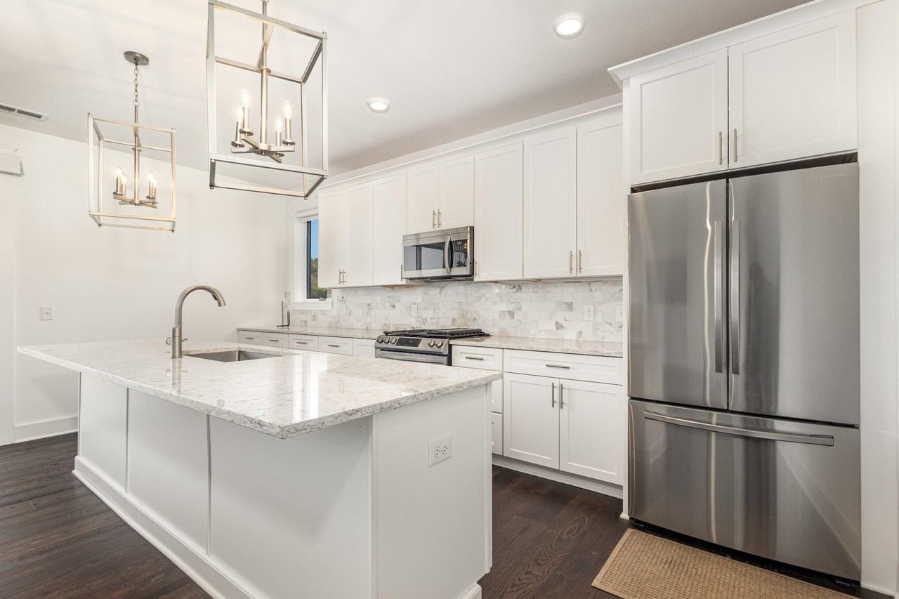 385 Manhattan Blvd - Photo 7 of 28