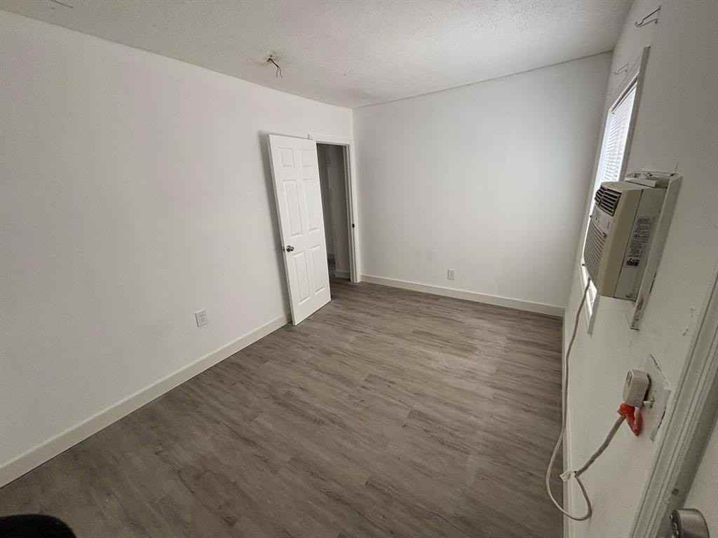 701 N J St #B - Photo 7 of 8