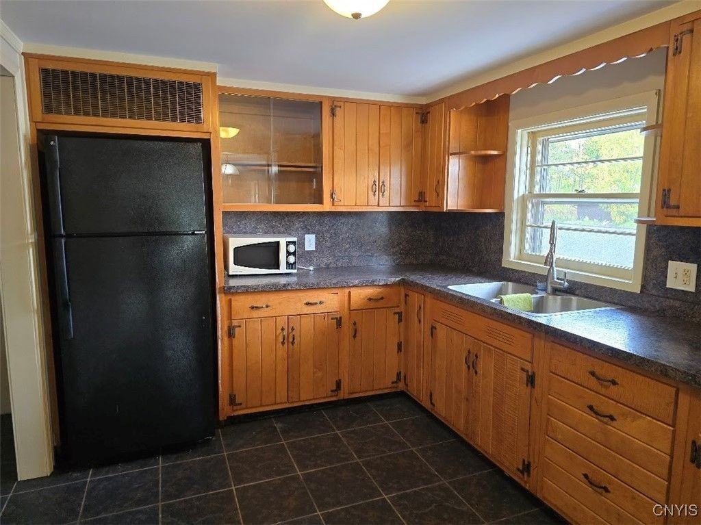 11 Seneca Ave 2nd Fl - Photo 2 of 14