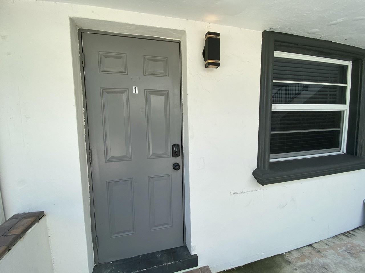 605 N Federal Hwy #1 - Photo 2 of 9