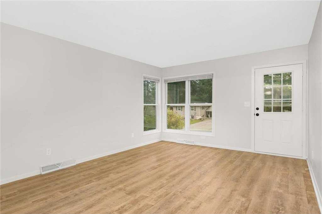 120 Inglewood St - Photo 5 of 31