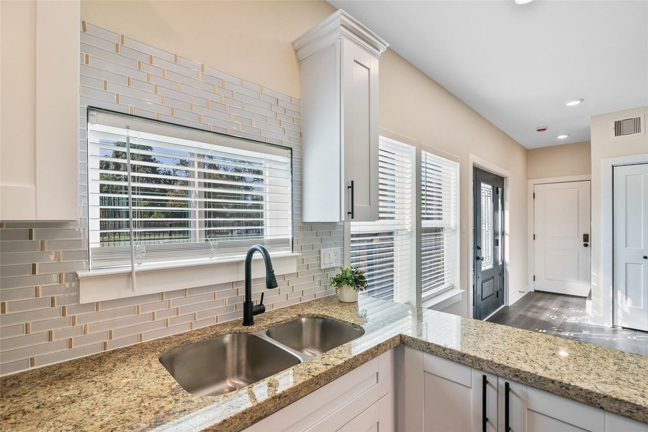 1206 South Victory Drive - Photo 7 of 35