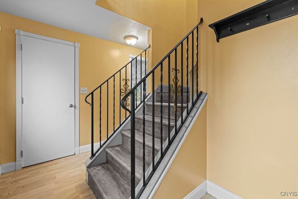 3059 Hayfield Ln - Photo 3 of 33