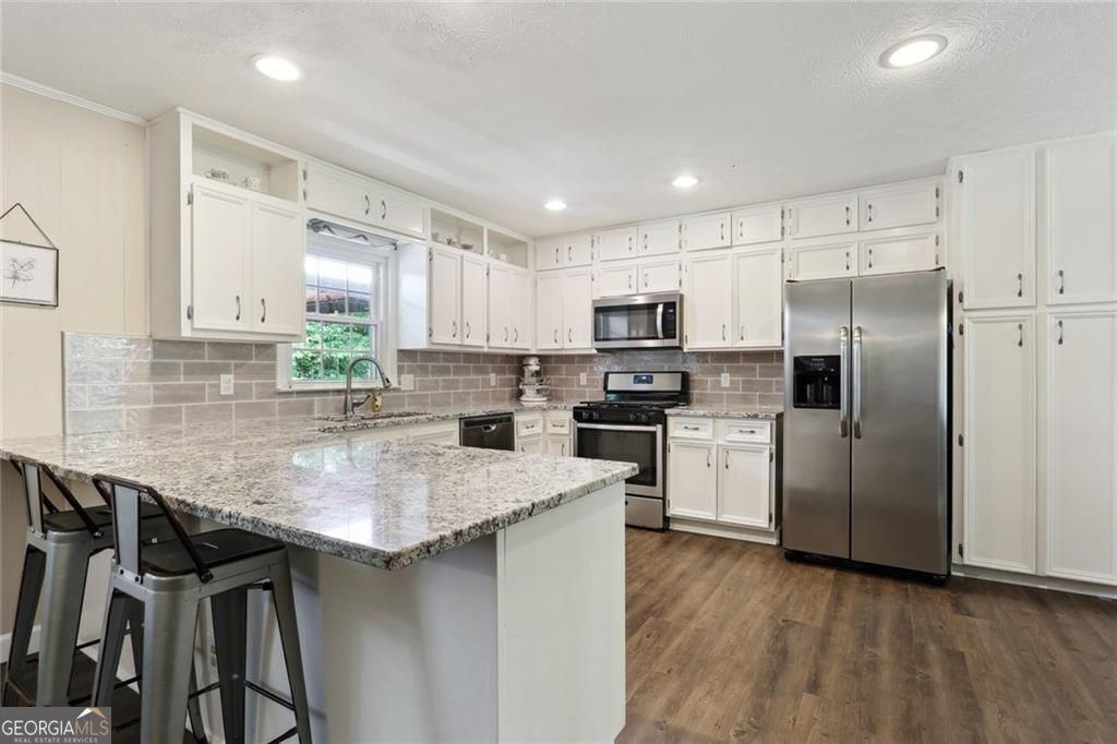 1015 Castlewood Dr - Photo 7 of 49