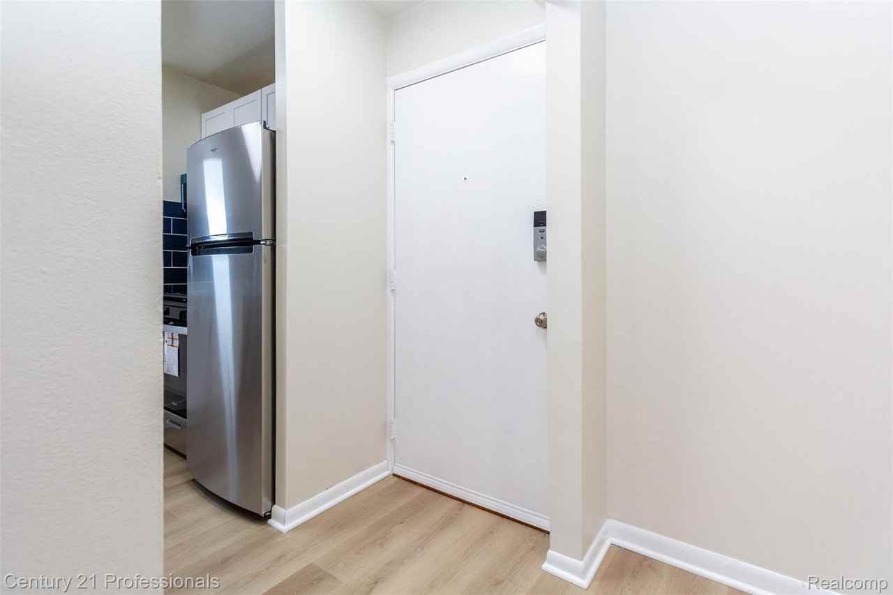 1233 Island Dr - Photo 4 of 26