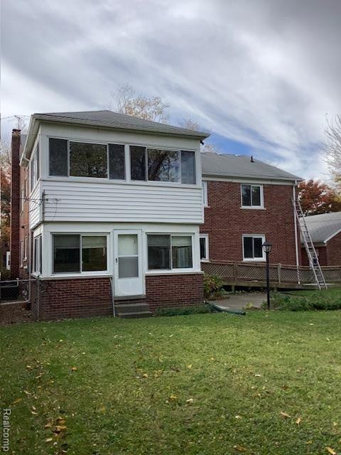 734 Harcourt Rd - Photo 5 of 28