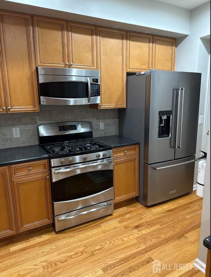 142 Conover Ter - Photo 3 of 16