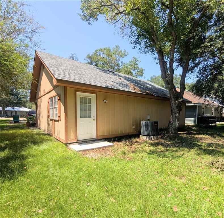 216 Maplewood Dr - Photo 3 of 11