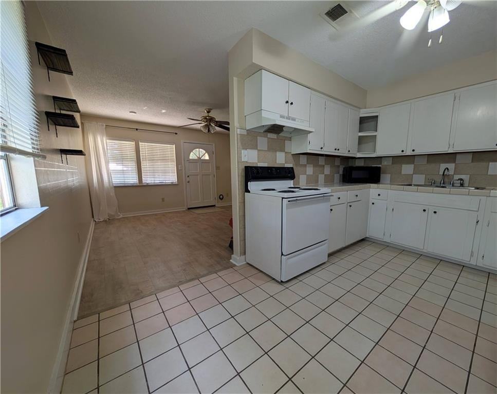 216 Maplewood Dr - Photo 4 of 11