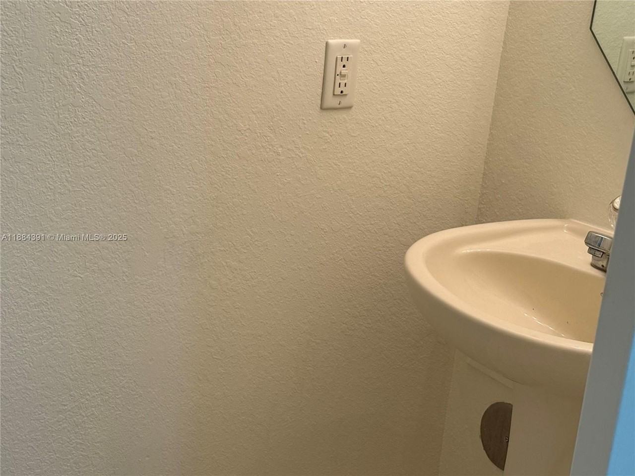 15299 Southwest 119th Street - Photo 6 of 23