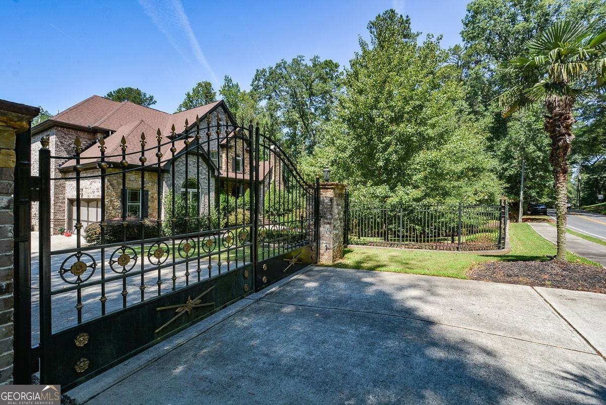 2210 Spalding Dr - Photo 2 of 50