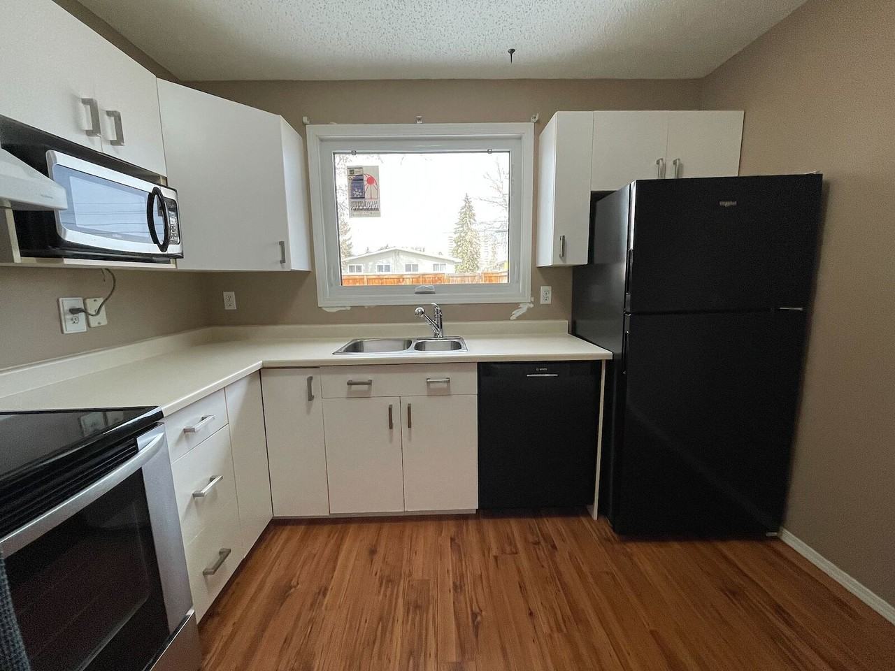 749 Kingsmere Cres SW - Photo 3 of 30