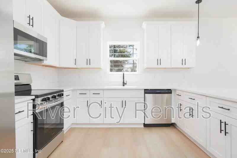 9261 Dolphin St - Photo 7 of 23