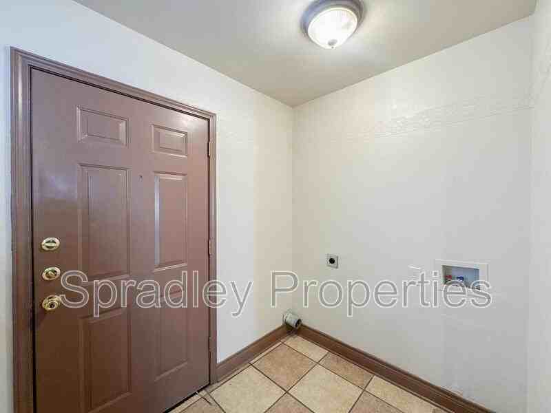 1033 N Wall St - Photo 7 of 19