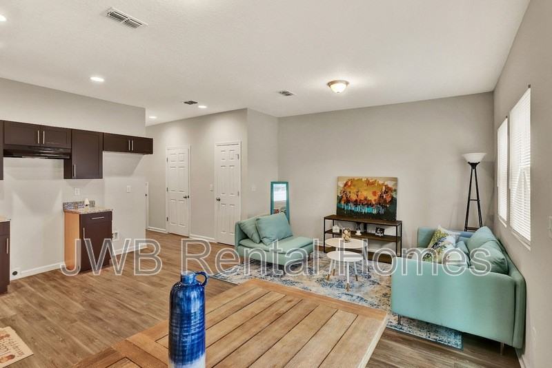 6037 Carolines Ct - Photo 4 of 14