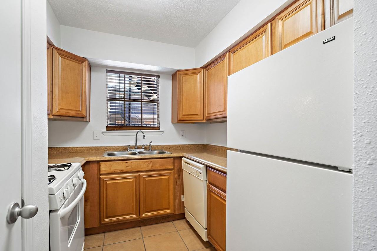 711 Holiday Dr - Photo 5 of 10