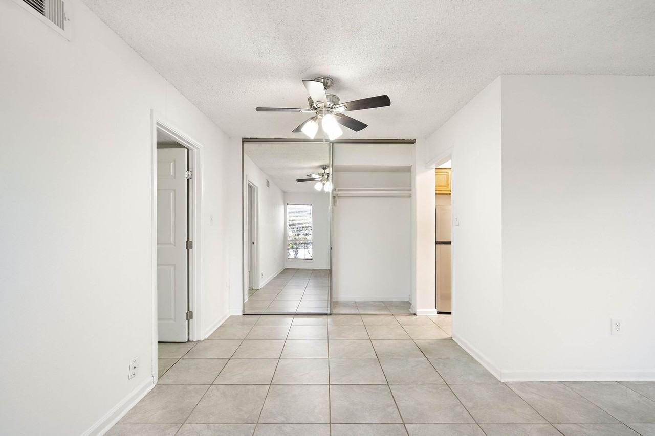 711 Holiday Dr - Photo 3 of 10