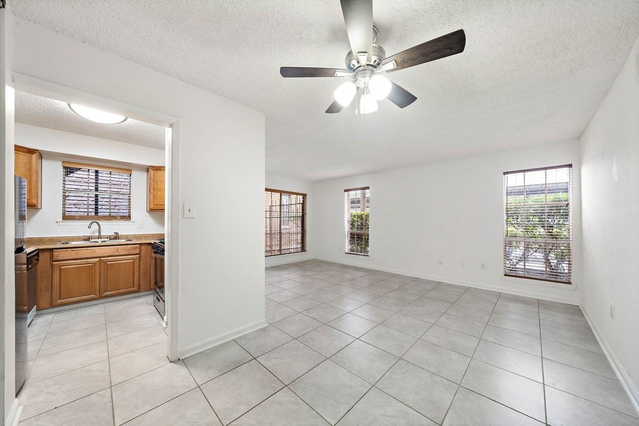 711 Holiday Dr - Photo 4 of 10