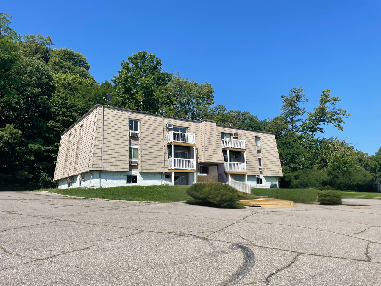 Newly Renovated Apartments - Photo 3 of 18