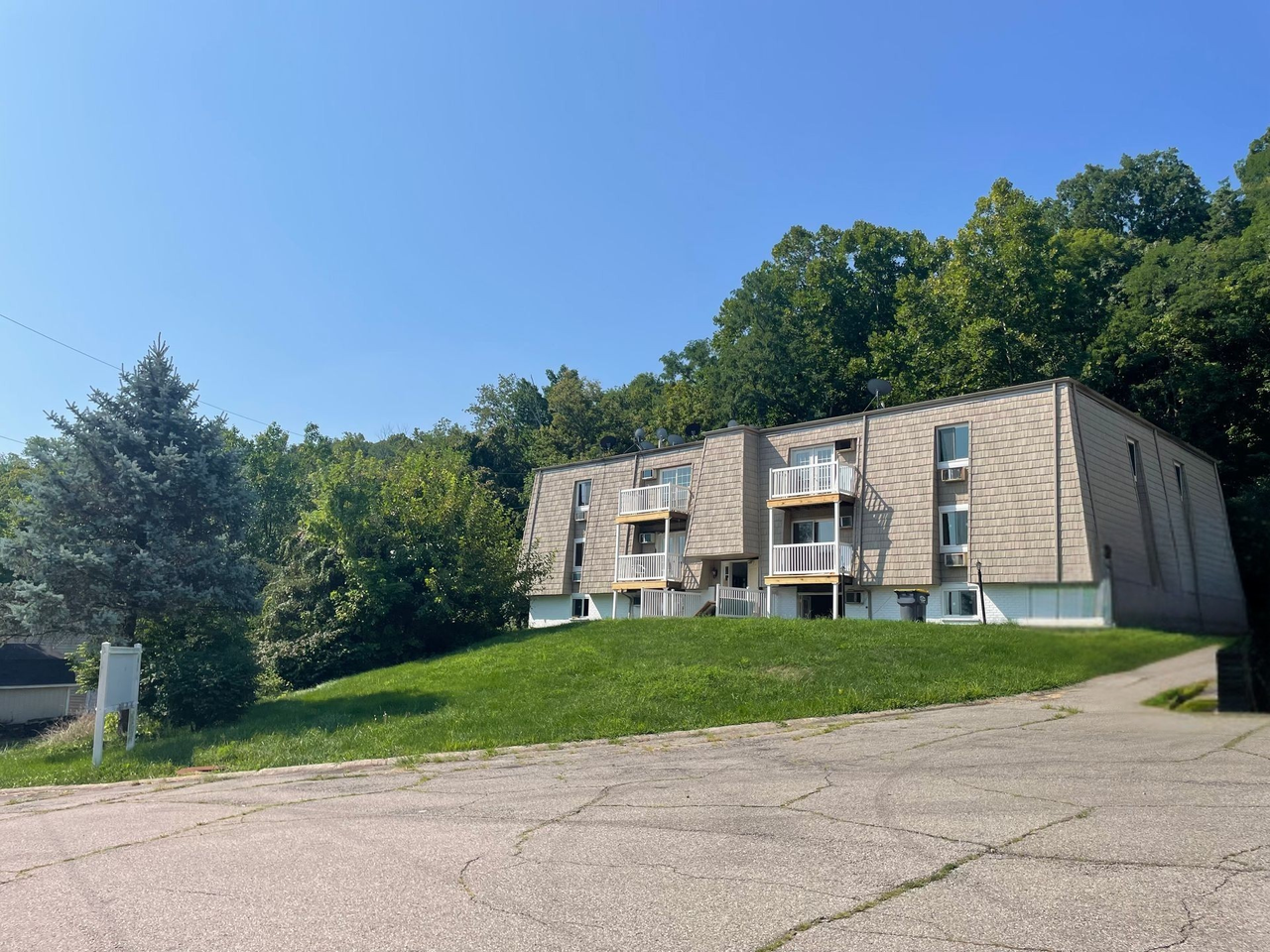 Newly Renovated Apartments - Photo 4 of 18