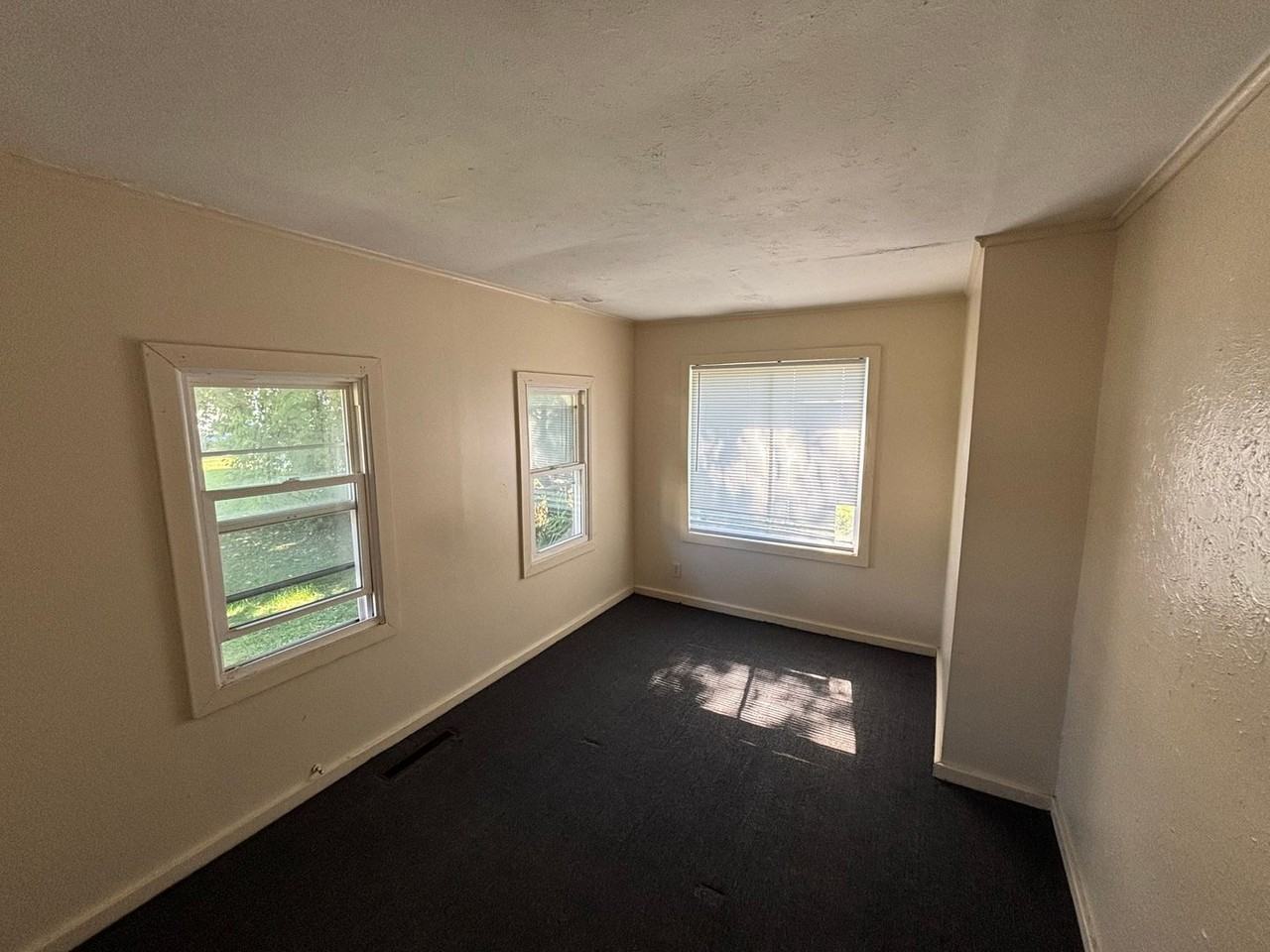 94 Sergeant St - Photo 3 of 5