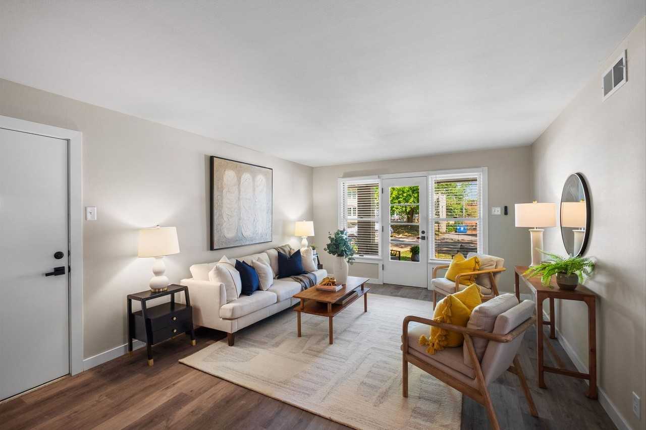 621 Broadmoor Dr - Photo 4 of 26