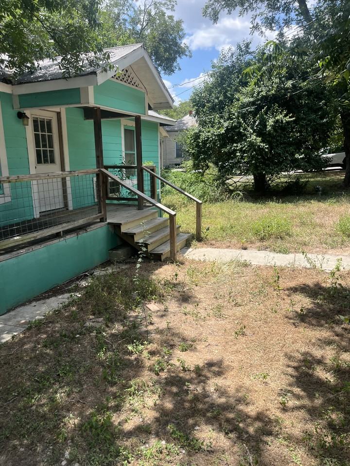 1019 W Martin Luther King Dr #NA - Photo 2 of 8