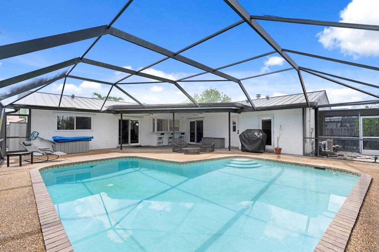 1039 Nw 8th St - Photo 2 of 15