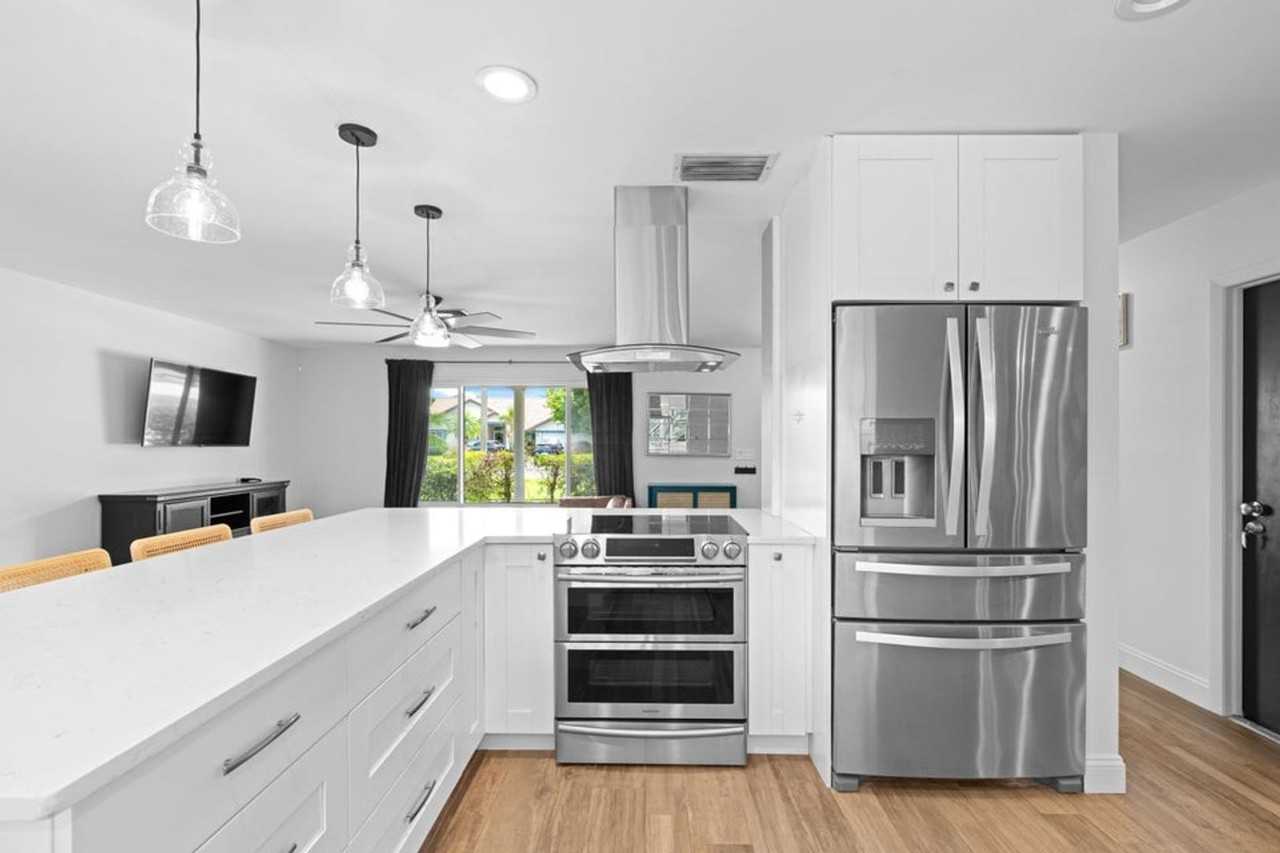 1039 Nw 8th St - Photo 4 of 15