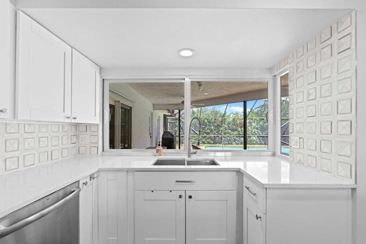 1039 Nw 8th St - Photo 5 of 15