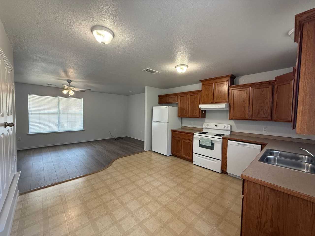 1010 Vance - Photo 2 of 11