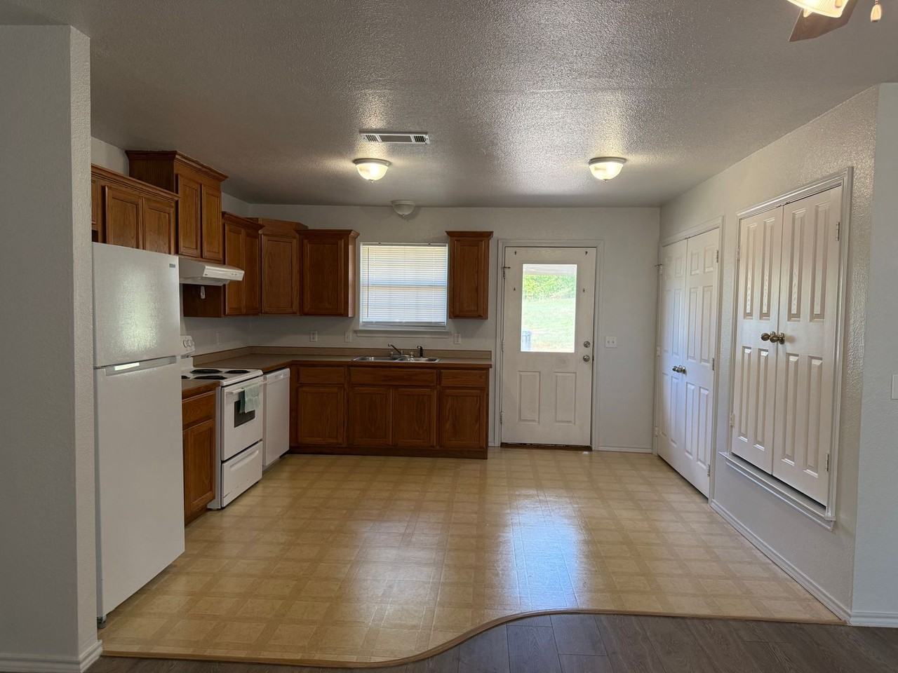 1010 Vance - Photo 3 of 11