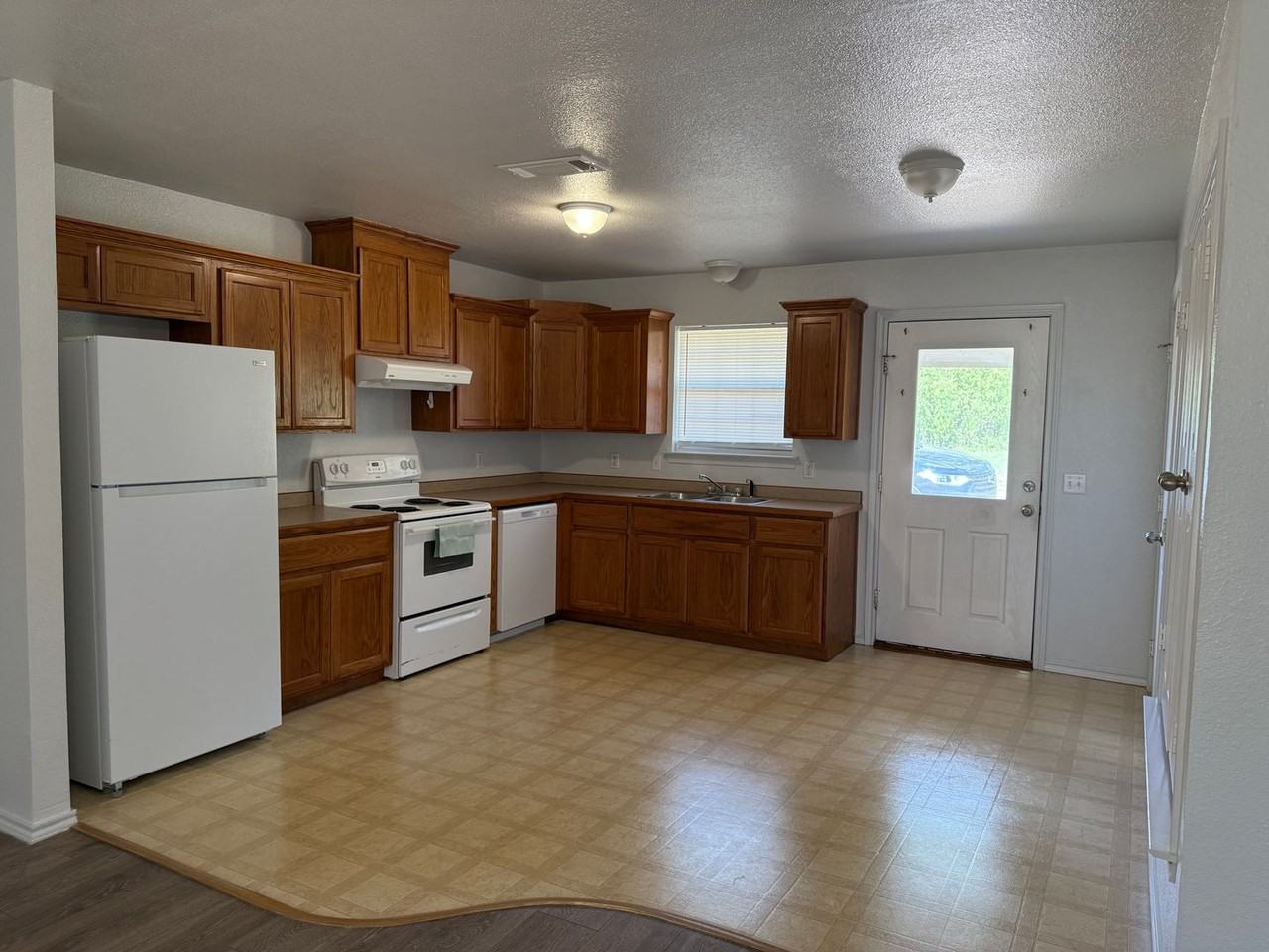 1010 Vance - Photo 4 of 11