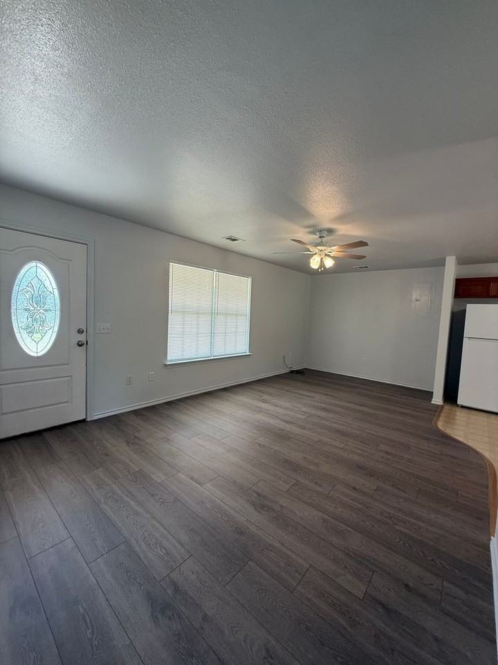 1010 Vance - Photo 6 of 11