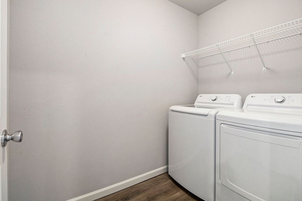1009 Richard Ave - Photo 2 of 25