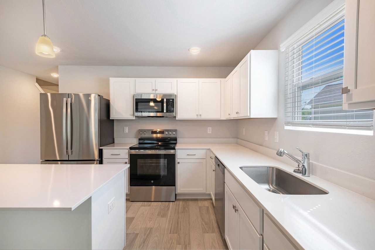 1725 Wood St - Photo 3 of 18