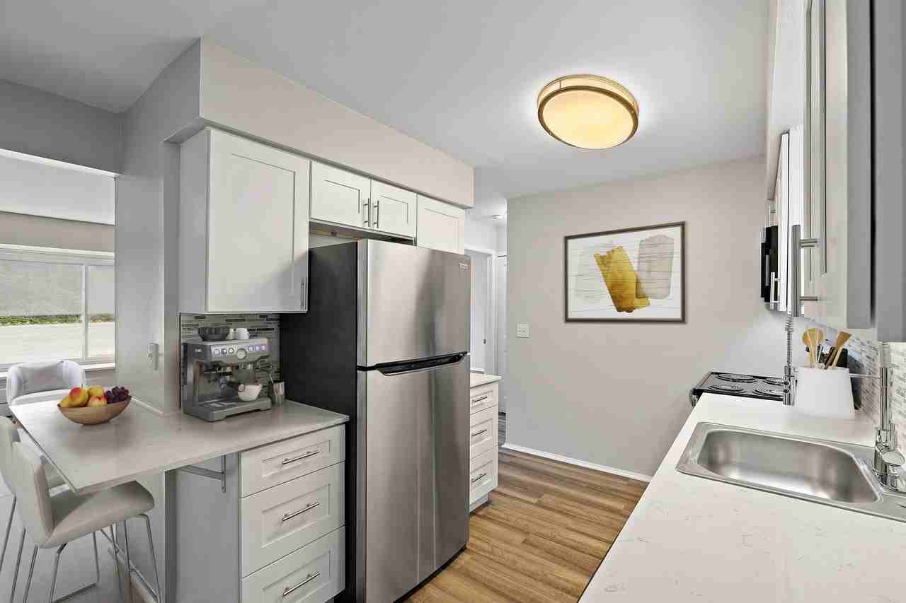 Hines Park Place Apartments - Photo 5 of 17