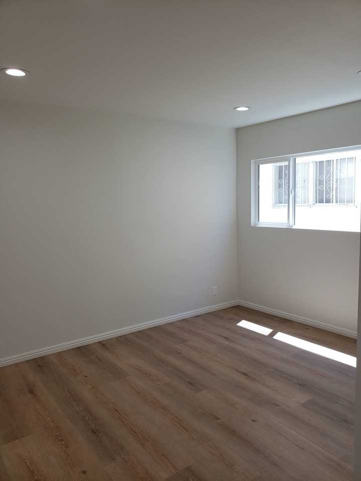 1016 S Mariposa Ave #4 - Photo 3 of 8