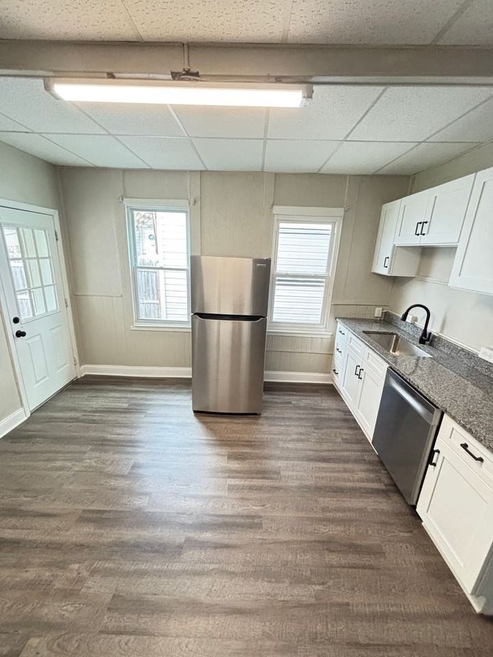 750 Front St - Photo 4 of 50