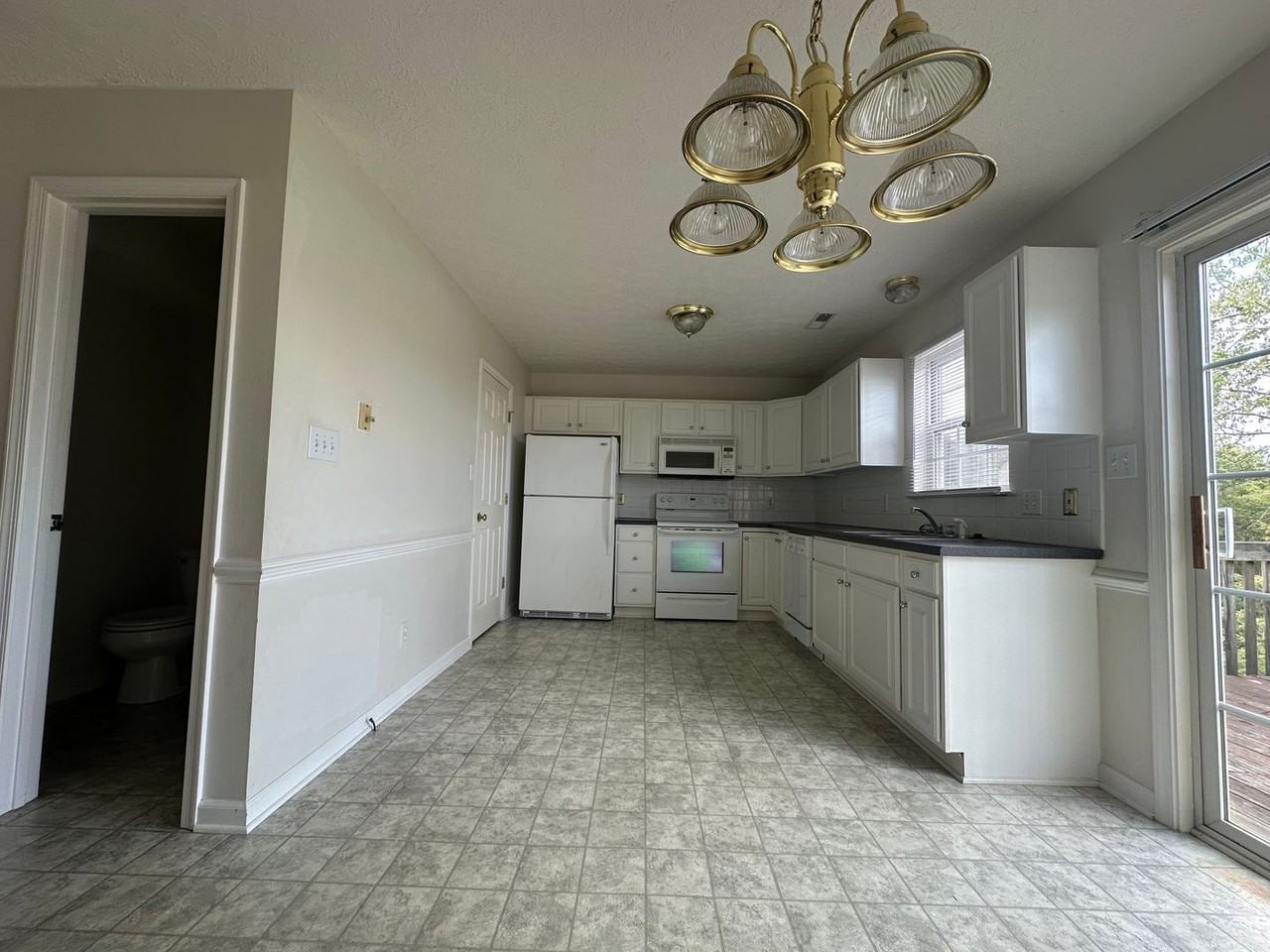 1015 Blake Ct - Photo 6 of 15