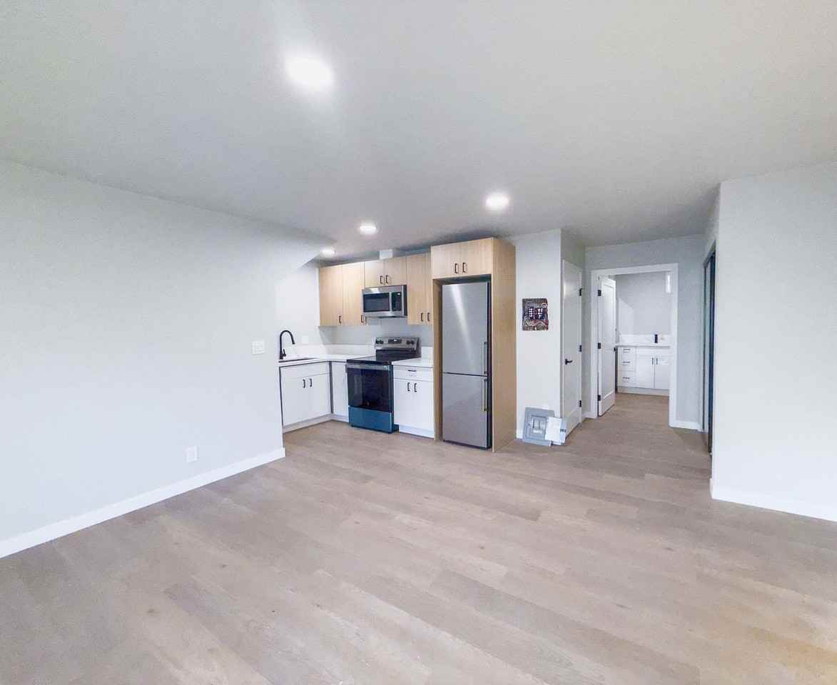 Stylish Living Near the Coast – Modern Studio Units at 1500 Venice Blvd - Photo 4 of 24