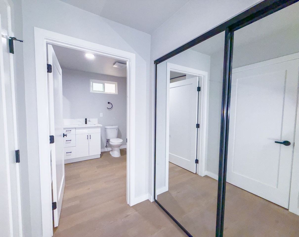 Stylish Living Near the Coast – Modern Studio Units at 1500 Venice Blvd - Photo 5 of 24