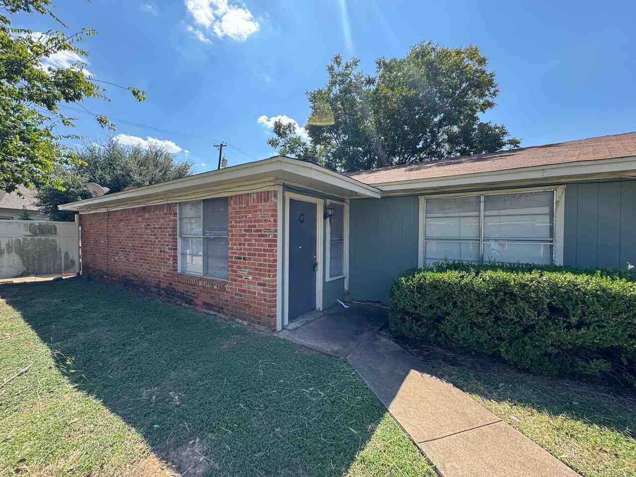 7320 Sanger Ave - Photo 2 of 8