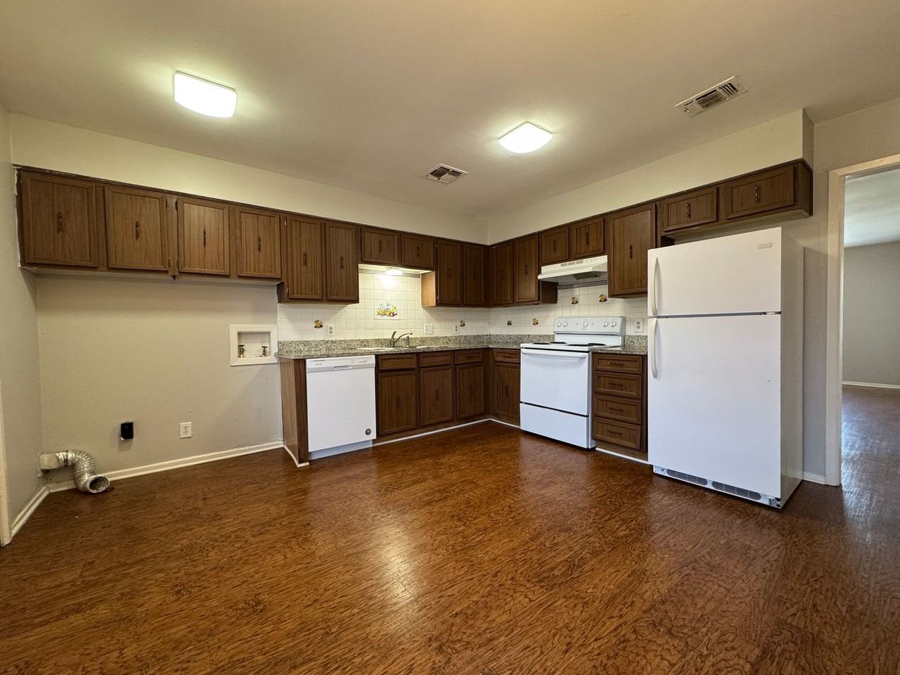 7320 Sanger Ave - Photo 4 of 8