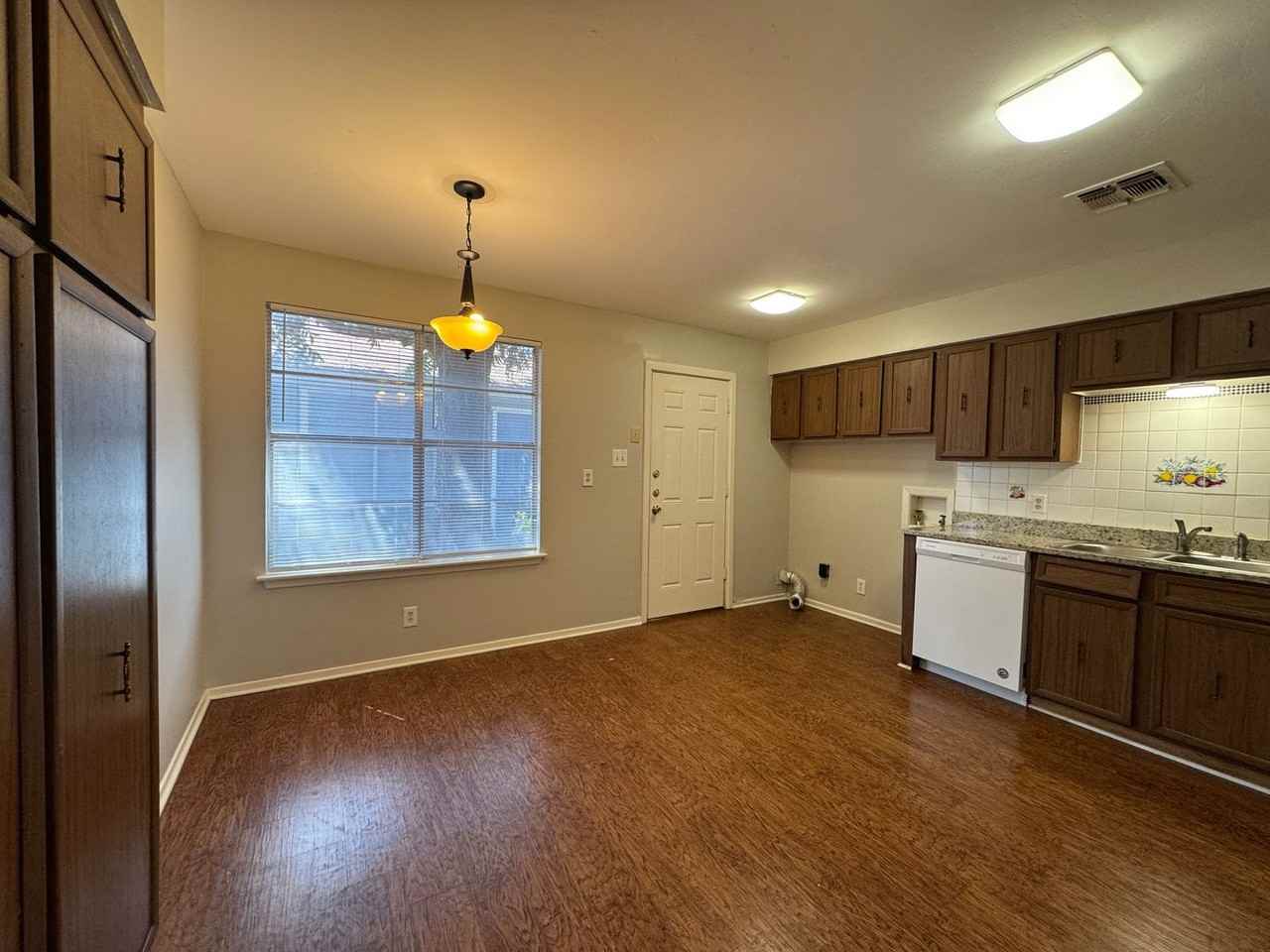 7320 Sanger Ave - Photo 5 of 8