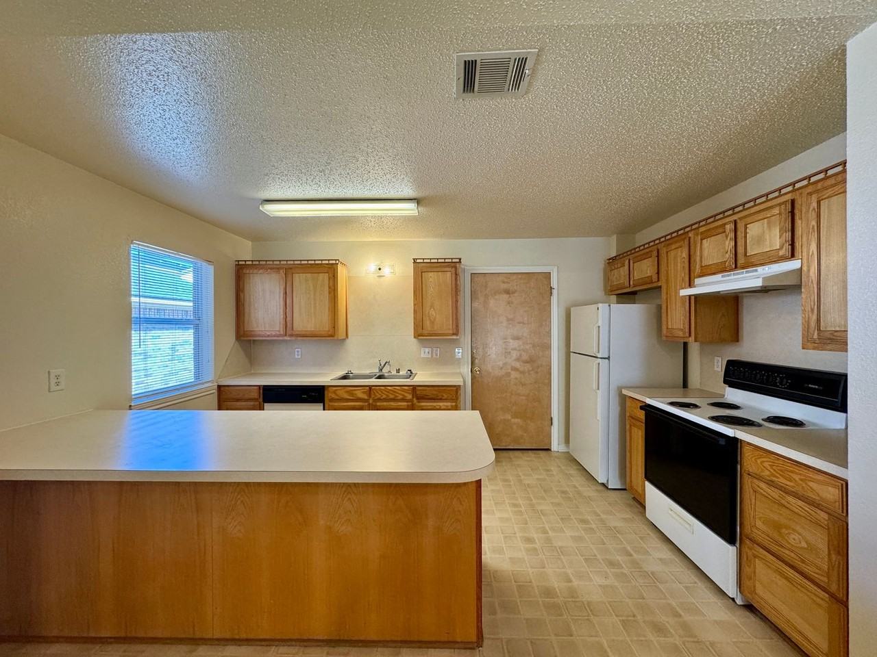 1521 Breezy Dr - Photo 4 of 10